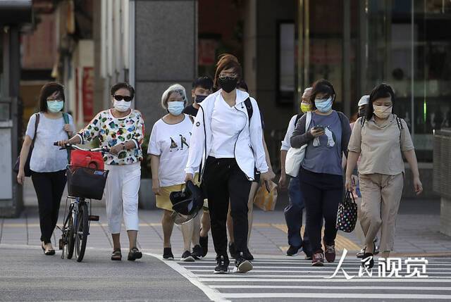  2021年7月19日，台北，民众戴口罩外出。图片来源：视觉中国