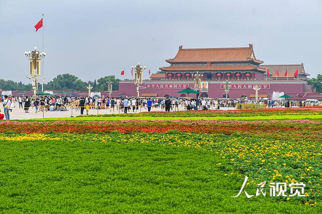 北京：天安门广场庆祝建党百年景观成游客打卡热门景点。图片来源：视觉中国