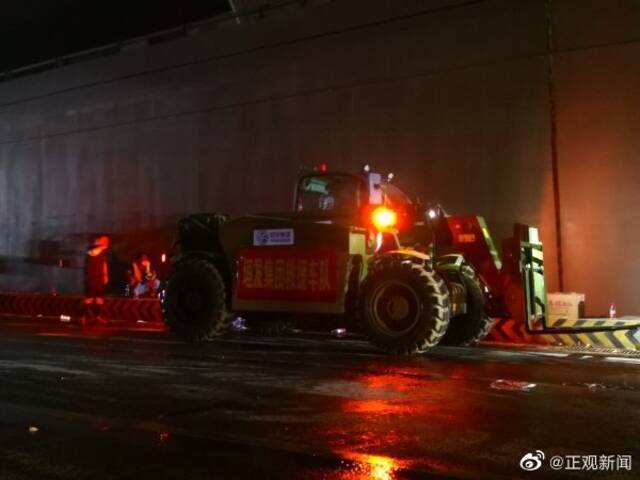 直击郑州京广隧道救援：抽排水作业彻夜不停 一出口坡底堆积车辆基本清空