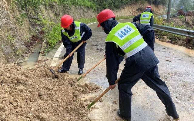 民兵们在清理道路。受访者供图