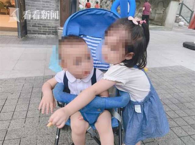 视频｜姐弟幼童坠亡案开庭审理 市民庭外悲恸谴责凶手