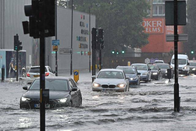 英国伦敦大雨导致街道严重积水