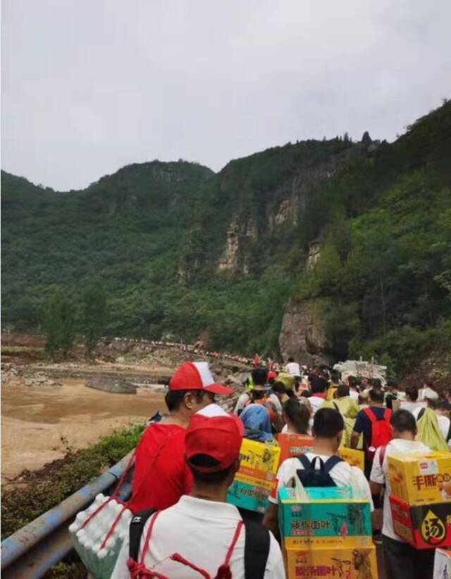 河南荥阳：3400名志愿者徒步运送救灾物资