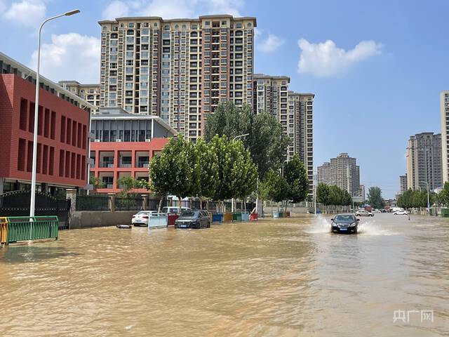 郑东新区部分路段仍然积水严重，通行困难（总台央广记者管昕摄）