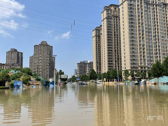 郑东新区永顺路片区的积水深处达半米多（总台央广记者管昕摄）