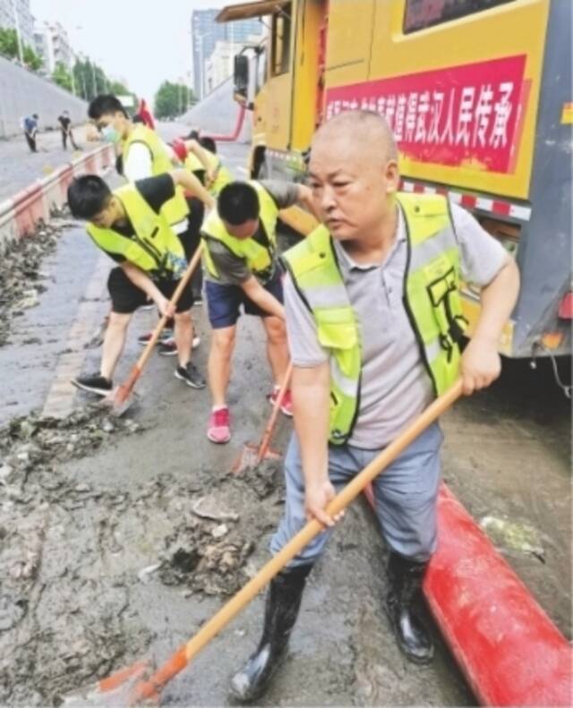 武汉贡献郑州排水救援中坚力量