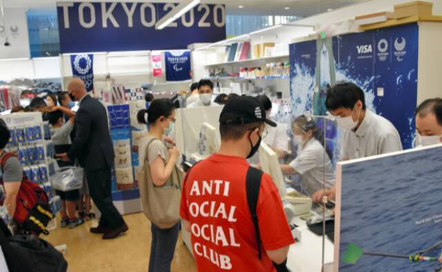 多名日本民众在奥运衍生商品实体店购物（图片来源：日媒）