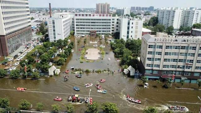 卫辉城区水位仍在上涨！救援力量正全力撤离被困群众