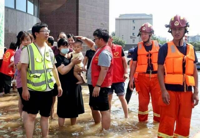 卫辉城区水位仍在上涨！救援力量正全力撤离被困群众