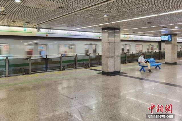 7月26日，上海地铁乘客稀少。当日，沪上部分企业允许员工居家办公。汤彦俊摄