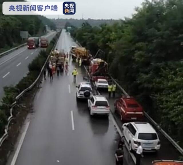 甘肃省平凉市泾川县青兰高速路段发生一起道路交通事故 致5人死亡