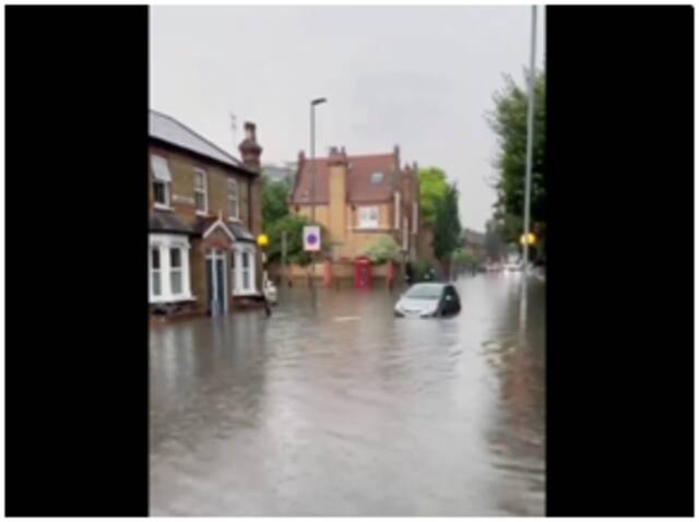 伦敦遭遇暴雨，街道被洪水淹没，多个地铁站关闭