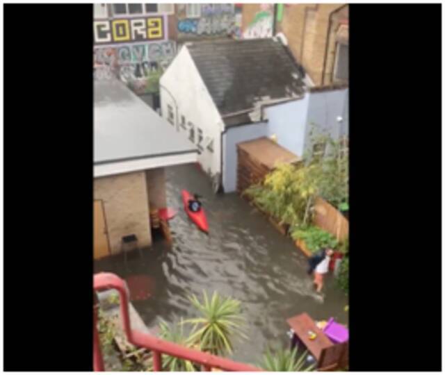 伦敦遭遇暴雨，街道被洪水淹没，多个地铁站关闭