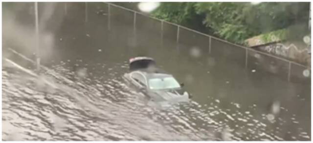 伦敦遭遇暴雨，街道被洪水淹没，多个地铁站关闭