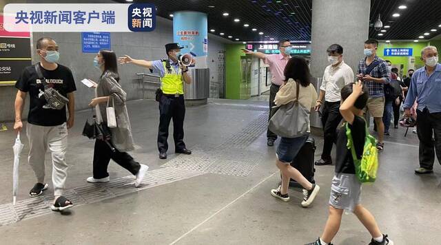 台风登陆后上海首个早高峰地铁客流少八成 车流少两成