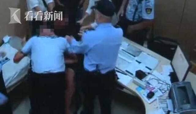 男子称遭医生刁难被保安殴打 民警一查把他抓了