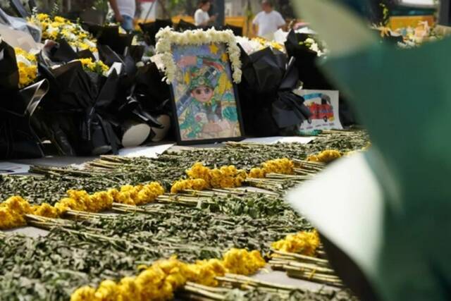 郑州市民地铁站献花缅怀暴雨中遇难同胞