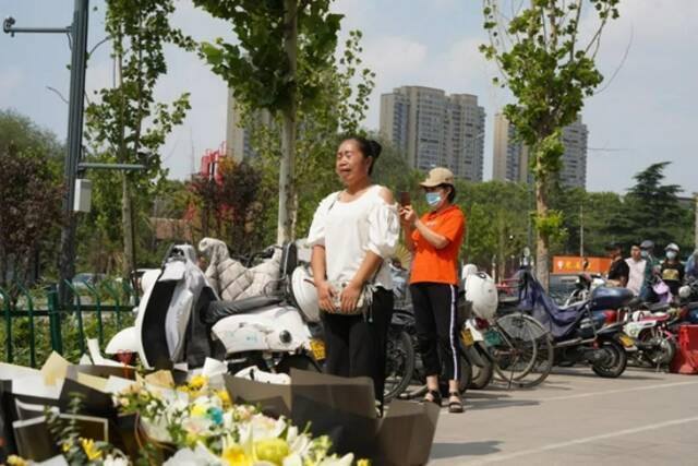 郑州市民地铁站献花缅怀暴雨中遇难同胞