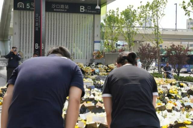 郑州市民地铁站献花缅怀暴雨中遇难同胞