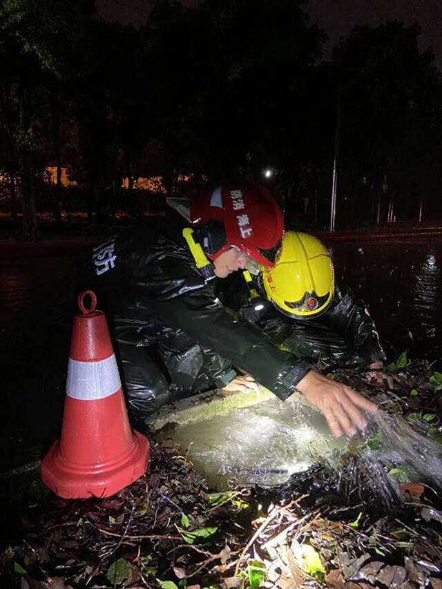 持续降雨上海一化工原料仓库积水，40余名消防员彻夜抢排