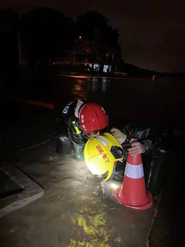 持续降雨上海一化工原料仓库积水，40余名消防员彻夜抢排