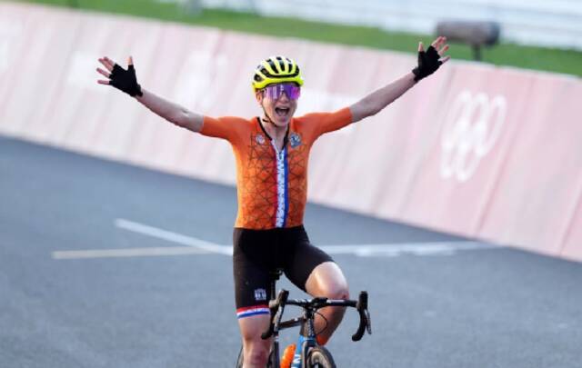 （荷兰自行车手凡威劳顿高举双臂，庆祝自己‘夺冠’。图源外媒）