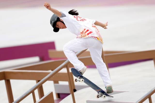 当日，东京奥运会滑板女子街式赛决赛在东京有明城市运动公园举行，中国选手曾文蕙以9.66分位列第六。滑板比赛为首次进入奥运赛场。中新社记者富田摄