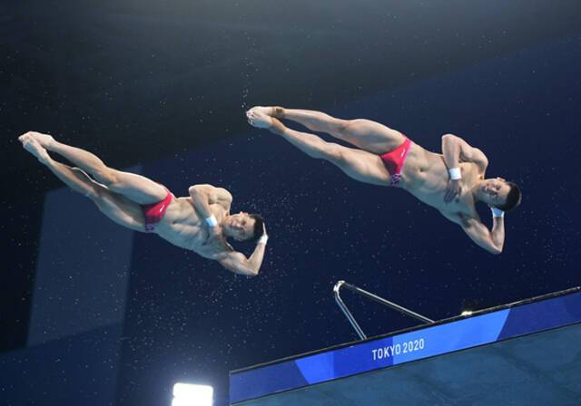 当日，在东京奥运会跳水男子双人十米跳台决赛中，中国选手曹缘/陈艾森获得亚军。新华社记者许畅摄