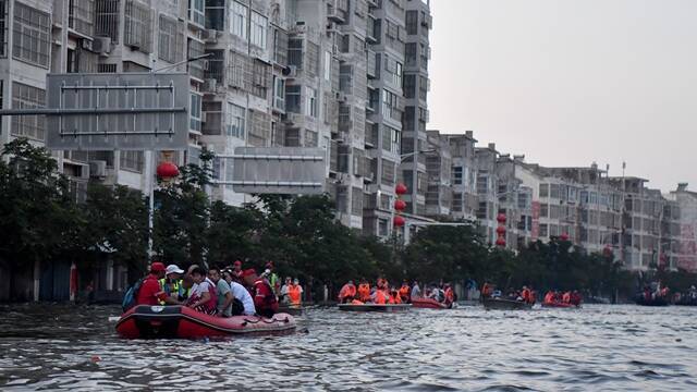 民间救援在河南：自带干粮水泵橡皮艇，逆行者往洪水深处