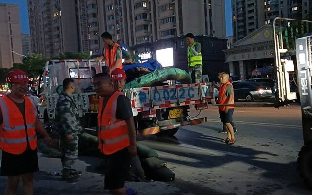 民间救援在河南：自带干粮水泵橡皮艇，逆行者往洪水深处