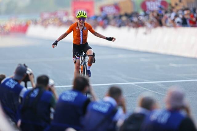 荷兰选手范费罗腾（van Vleuten）在冲线后，她还激动地举起了双臂庆祝自己“夺冠”。本文图片人民视觉