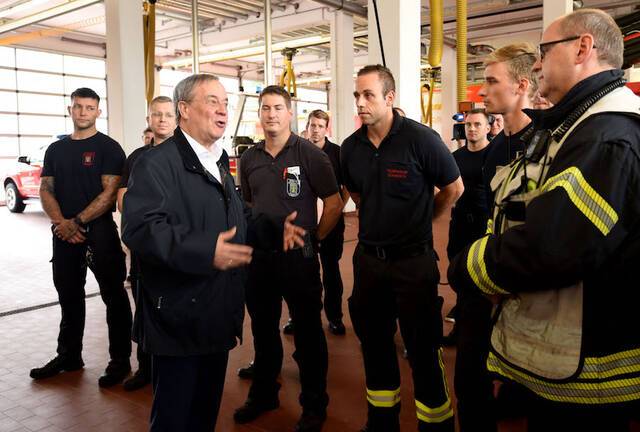 2021年7月15日，德国北莱茵-威斯特法伦州，州长阿明·拉舍特在当地消防站对媒体发表讲话。