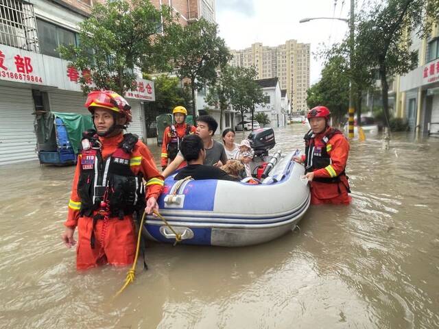 救援人员利用皮划艇转移被困人员
