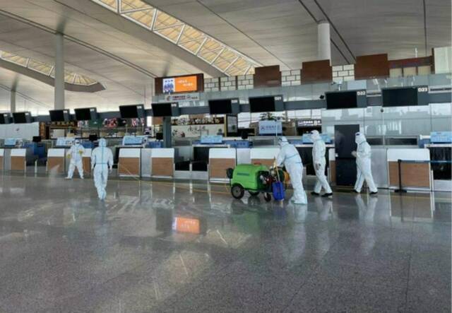 7月21日，工作人员在南京禄口机场T2航站楼内进行消杀。新华图。