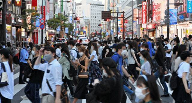 7月27日傍晚在日本东京都池袋拍摄的照片（图片来源：朝日新闻）