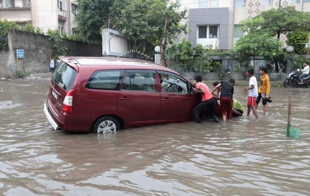 印度近40年最强暴雨致数百人死亡，全球多地现极端降雨