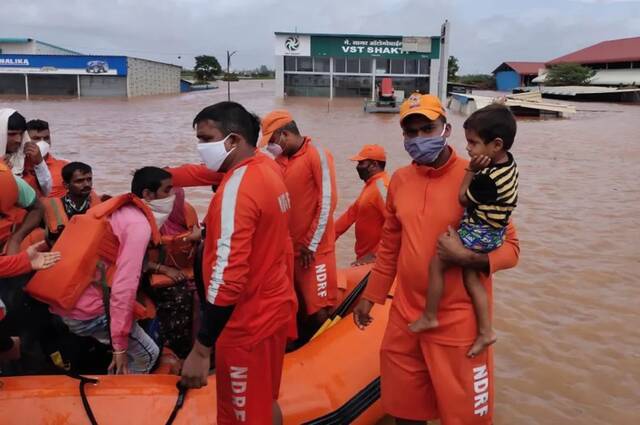 印度近40年最强暴雨致数百人死亡，全球多地现极端降雨