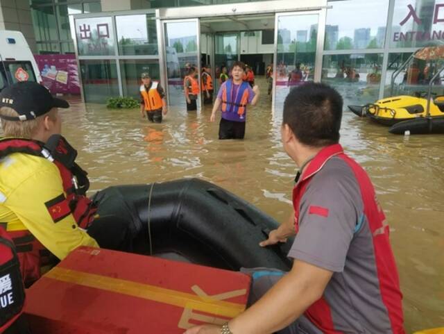 参与救援的，其实都是普通人：暴雨中的京东“战事”