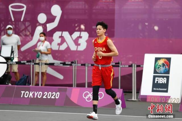 资料图：中国选手杨舒予进场。中新社记者富田摄