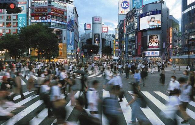  7月27日在东京都涩谷区人头攒动（图片来源：东京新闻）