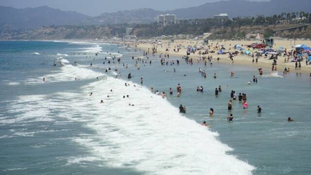 近日，强劲热浪席卷包括南加州在内的美国西部多地，引发高温预警。图为人们在美国加利福尼亚州圣莫尼卡海滩消暑新华社图