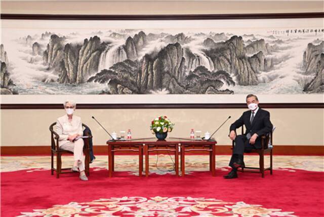 7月26日下午，国务委员兼外长王毅在天津会见美国常务副国务卿舍曼
