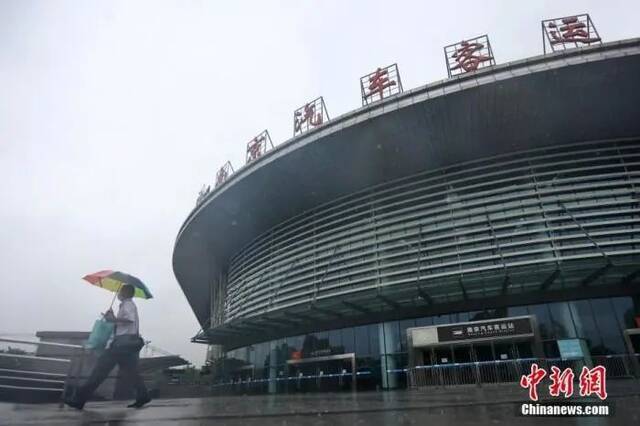  7月27日，南京汽车客运站暂停运营。中新社记者泱波摄