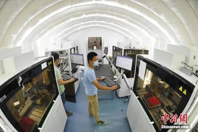  7月26日，南京“火眼”实验室正在南京国际博览中心加紧搭建，工作人员调试设备。中新社记者泱波摄