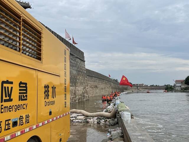 卫河浚县古城段出现漫堤，当地武装部官兵紧急抢险加固（总台央广记者管昕摄）