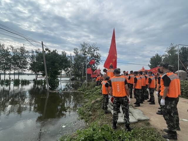 武警河南总队机动支队300余名官兵紧急驰援傅庄堤（总台央广记者管昕摄）