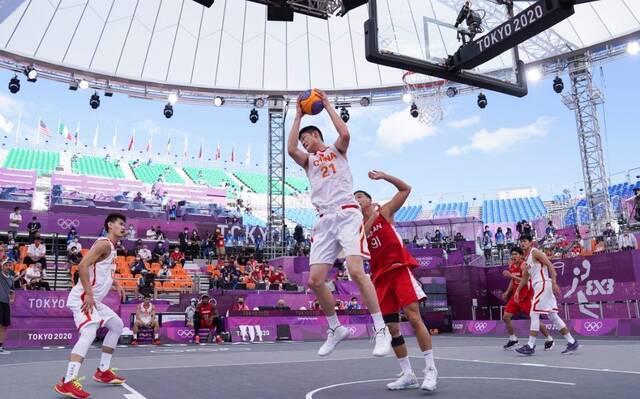 中国三人篮球男队不敌日本，无缘淘汰赛。图/新华社