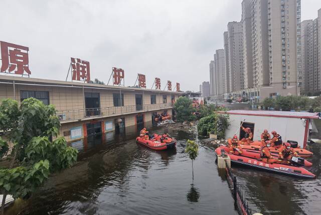 我在现场  被洪水围困的养老院里，21名无家可归的老人等来了他们