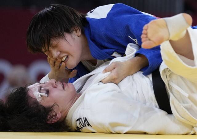 俄罗斯奥运代表团选手塔玛佐娃与日本选手新井千鹤在比赛中。