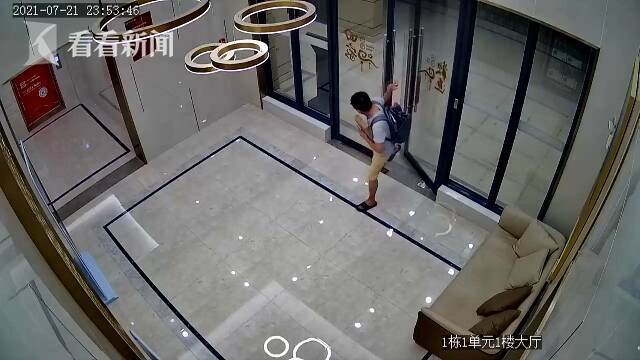 视频｜刑拘！与物业产生矛盾 男子高空扔下17个灭火器